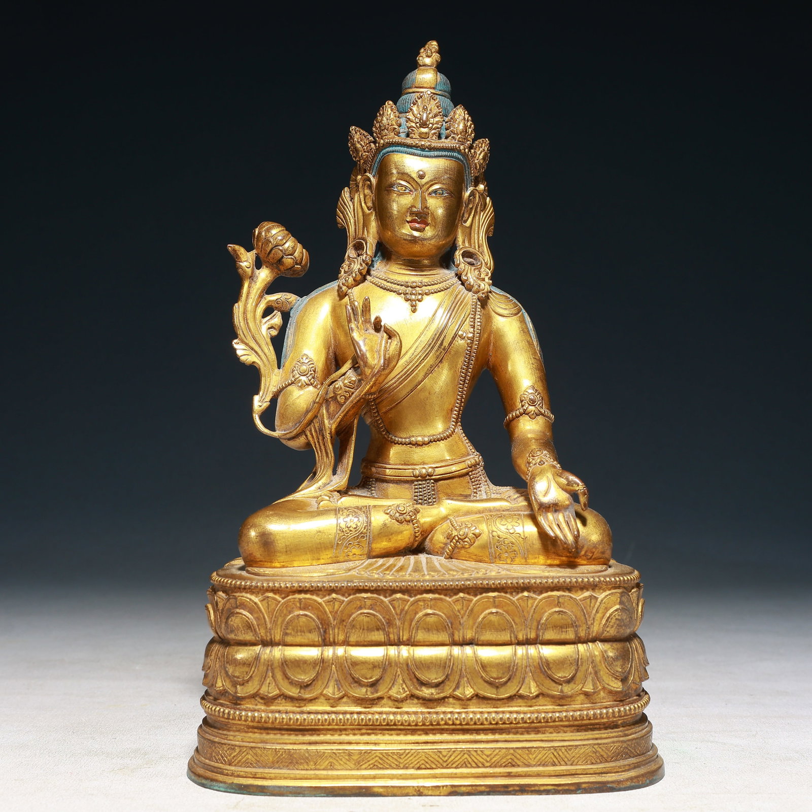 A Solemn Gilt Bronze Statue of Amitayus: A Solemn Gilt Bronze Statue of Amitayus,Qing Dynasty,China,Size:6.3inx3.9inx10.2in,Weight:3100g 铜鎏金无量寿佛像,中国清代