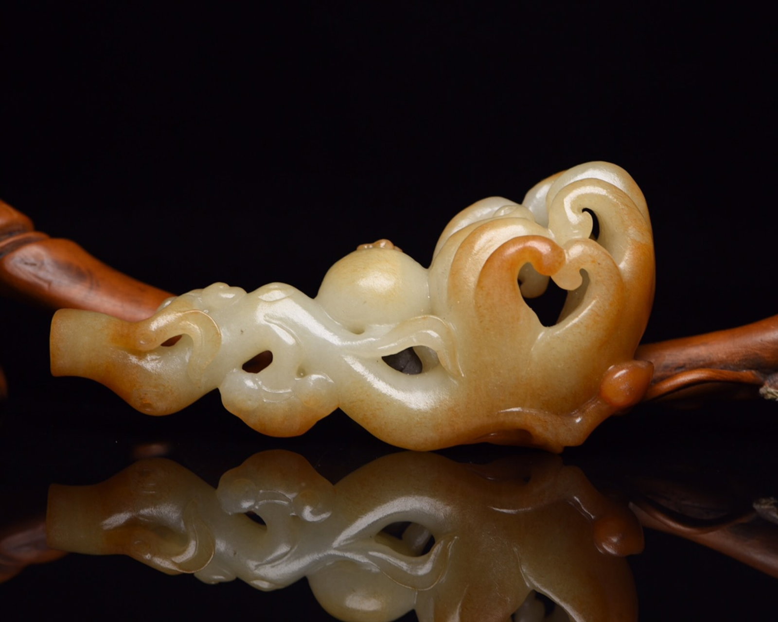 An Exquisite White Jade Bergamot Pattern Ornament: An Exquisite White Jade Bergamot Pattern Ornament,Qing Dynasty,China,Size:4.2inx2inx1.2in,Weight:101g 白玉佛手柑摆件,中国清代