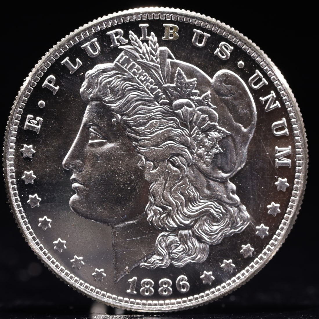 USA Morgan Dollar 1886 Coin: Obv: profile bust with date below and E PLURIBUS UNUM legend and stars around. Rev: eagle with In God we trust above within wreath with UNITED STATES OF AMERICA ONE DOLLAR legend. IN GOD WE TRUST / LI