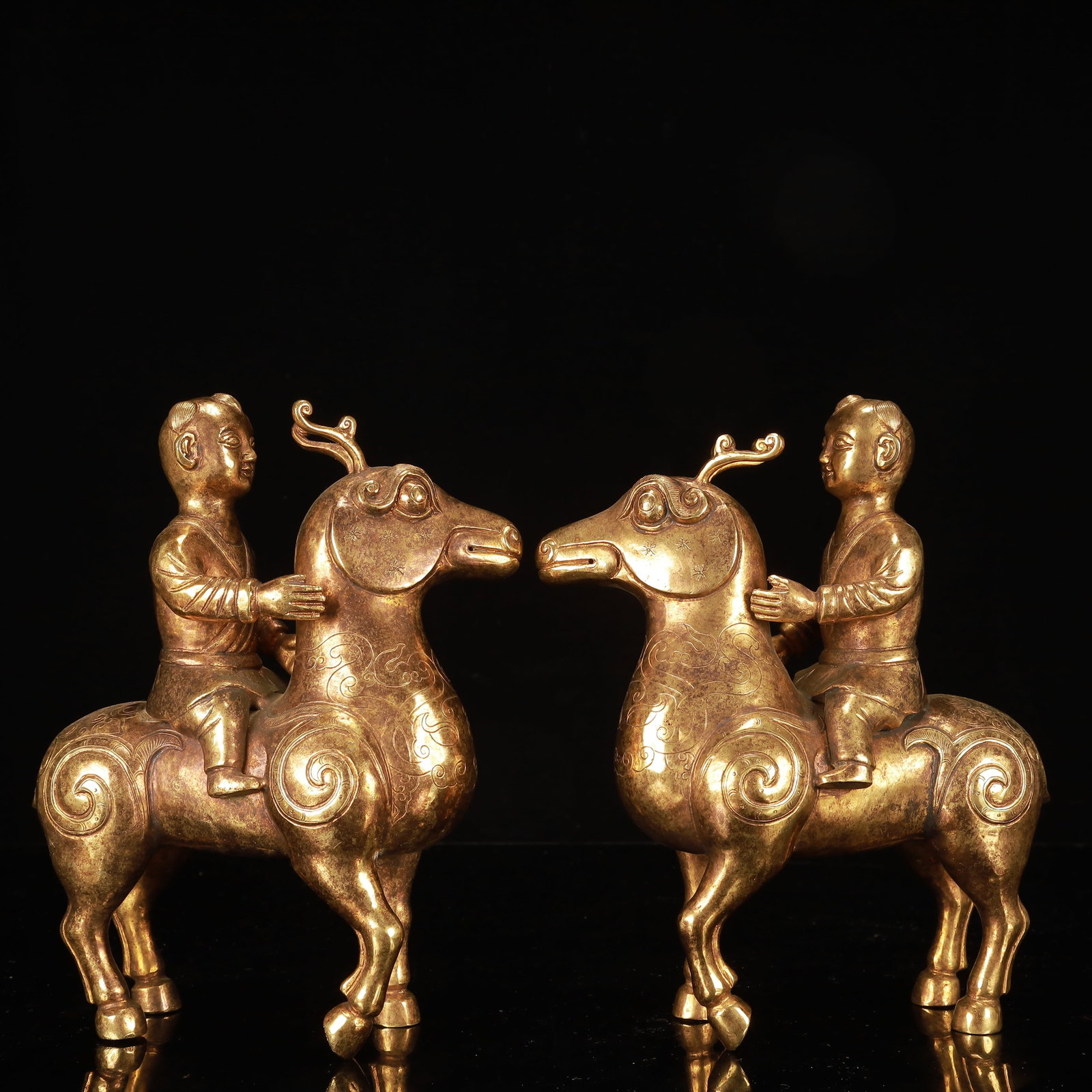 A Pair of Exquisite Gilt Bronze Figure Ornaments: A Pair of Exquisite Gilt Bronze Figure Ornaments,Qing Dynasty, China,Size:8.7inx3.9inx9.4in,Weight:5400g 一对铜鎏金人物摆件,中国଀