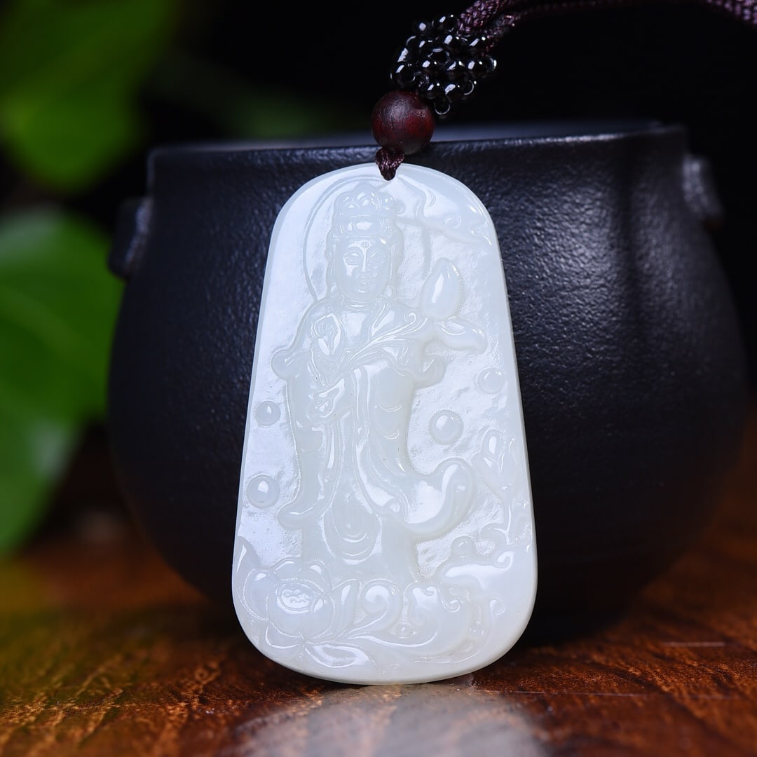 An Exquisite White Jade Statue of Avalokitesvara Pendant: An Exquisite White Jade Statue of Avalokitesvara Pendant,Size:1.1inx1.9in 白玉观音像挂件