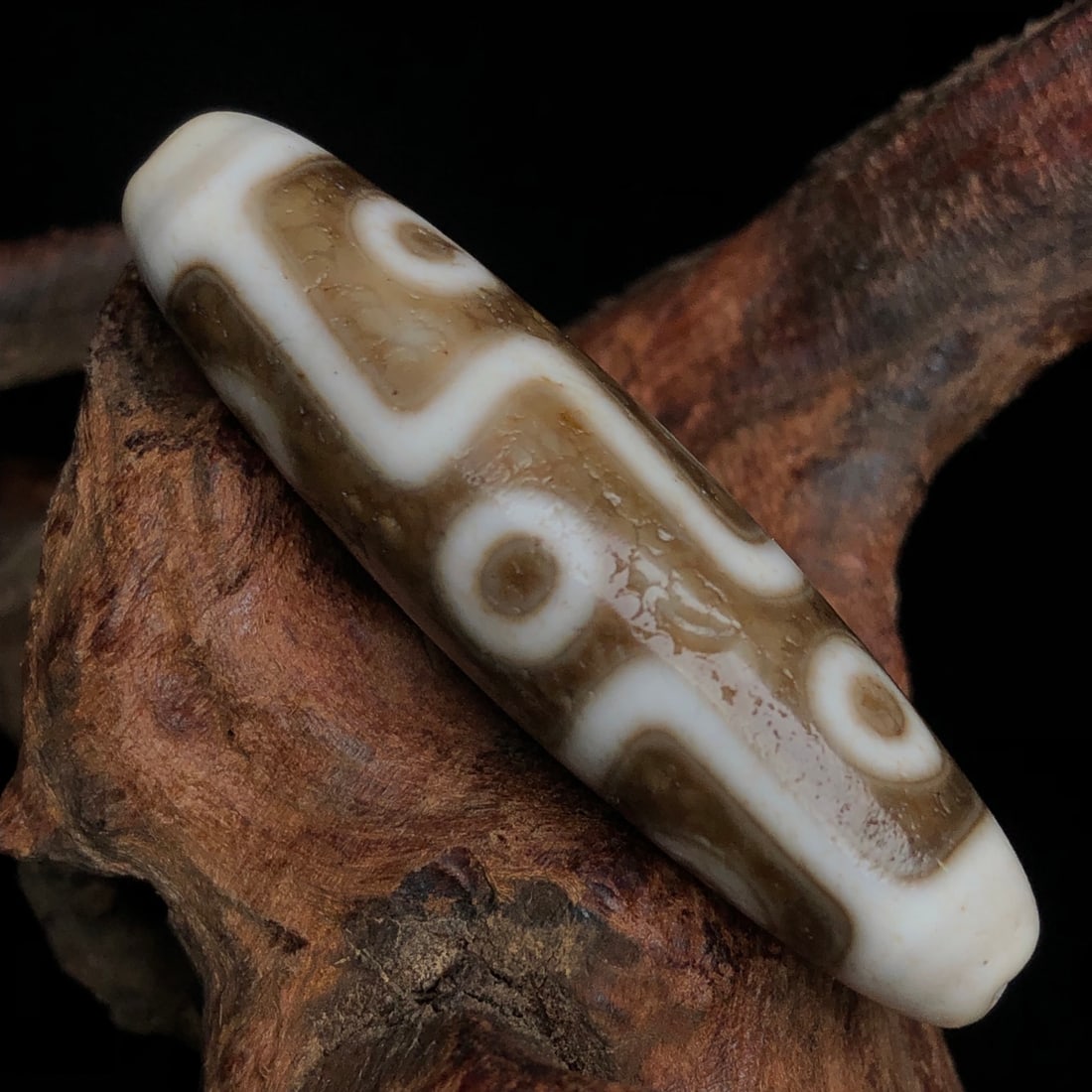 An Exquisite Dzi Bead Pendant: An Exquisite Dzi Bead Pendant,Size:2inx0.5in,Weight:12.3g 天珠挂件