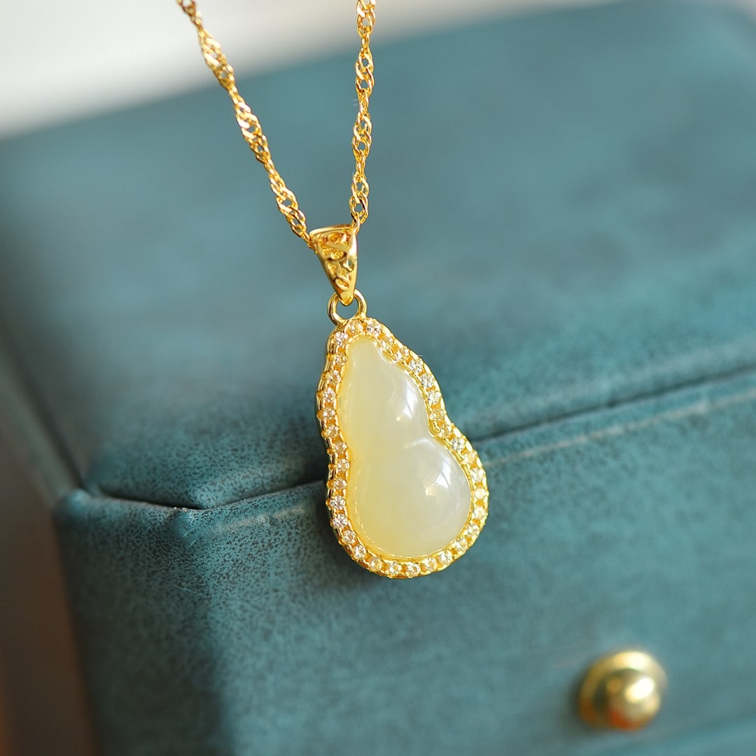 An Exquisite Sterling Silver-Gold Plated Inlaid White Jade Necklace,Inlaid Diamond: An Exquisite Sterling Silver-Gold Plated Inlaid White Jade Necklace,Inlaid Diamond,Size:0.3inx0.6in 纯银镀金镶白玉项链,嵌钻石