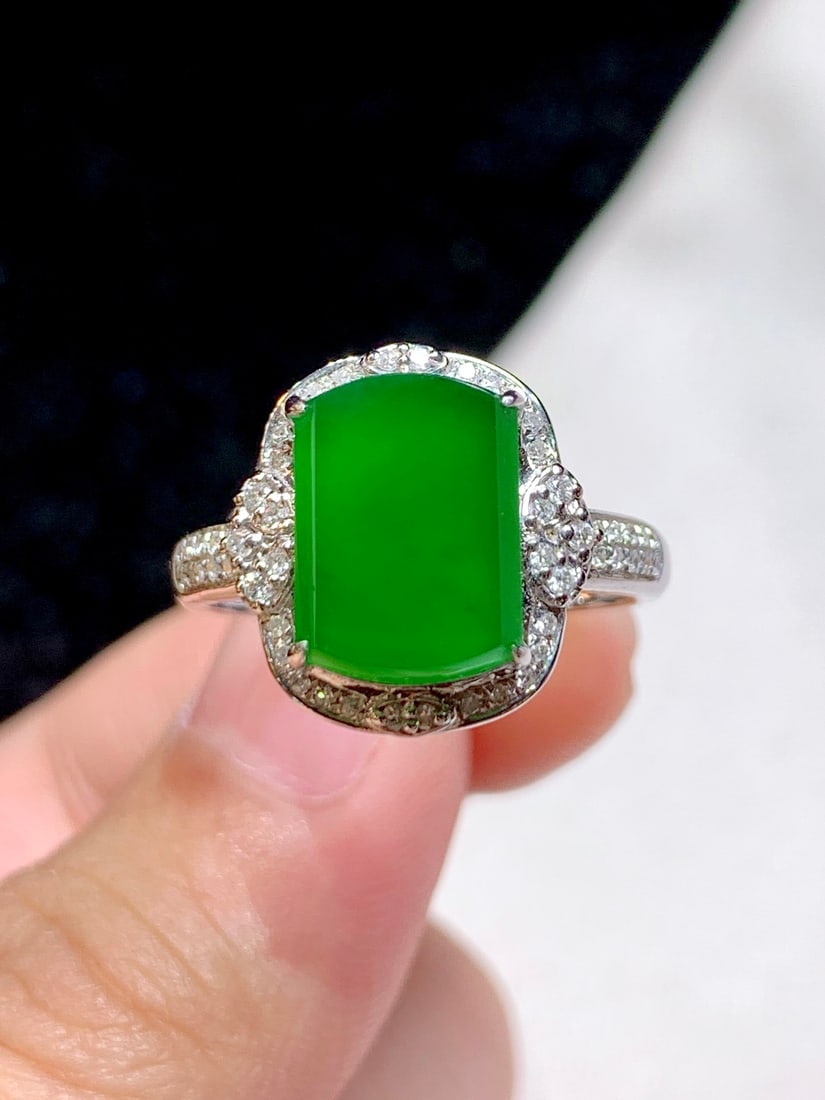 An Exquisite 18k Gold Diamond Inlaid Jadeite Ring: An Exquisite 18k Gold Diamond Inlaid Jadeite Ring,Size(Loose Stone):0.4inx0.3in #14 18k金钻镶嵌翡翠戒指