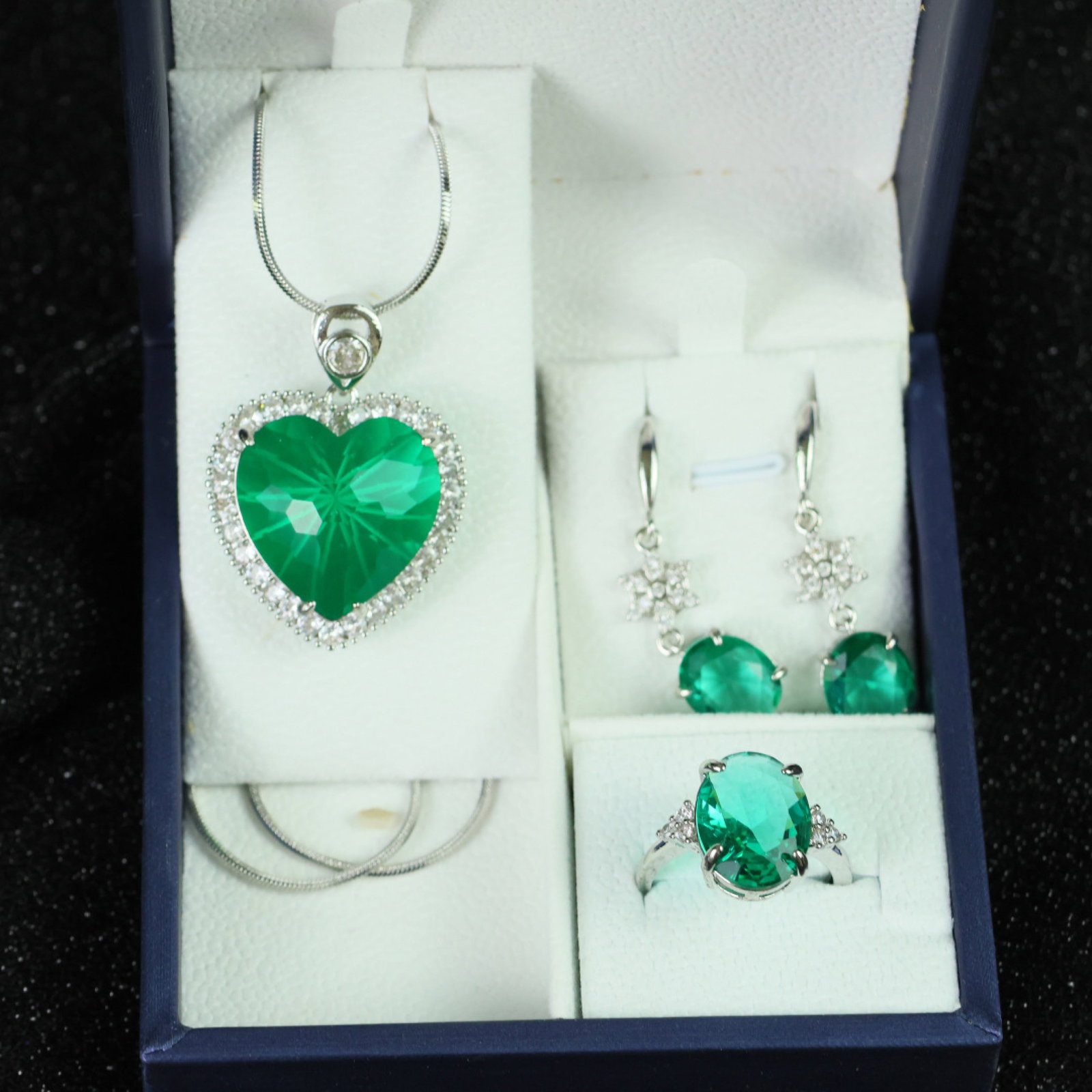 A Set of Fine Jewelry: A Set of Fine Jewelry 一套精美的首饰