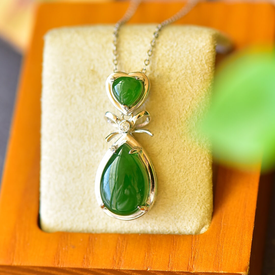 An Exquisite Sterling Silver Inlaid Jasper Necklace,Inlaid Diamond: An Exquisite Sterling Silver Inlaid Jasper Necklace,Inlaid Diamond,Size:0.5inx1.2in 纯银镶碧玉项链,嵌钻石