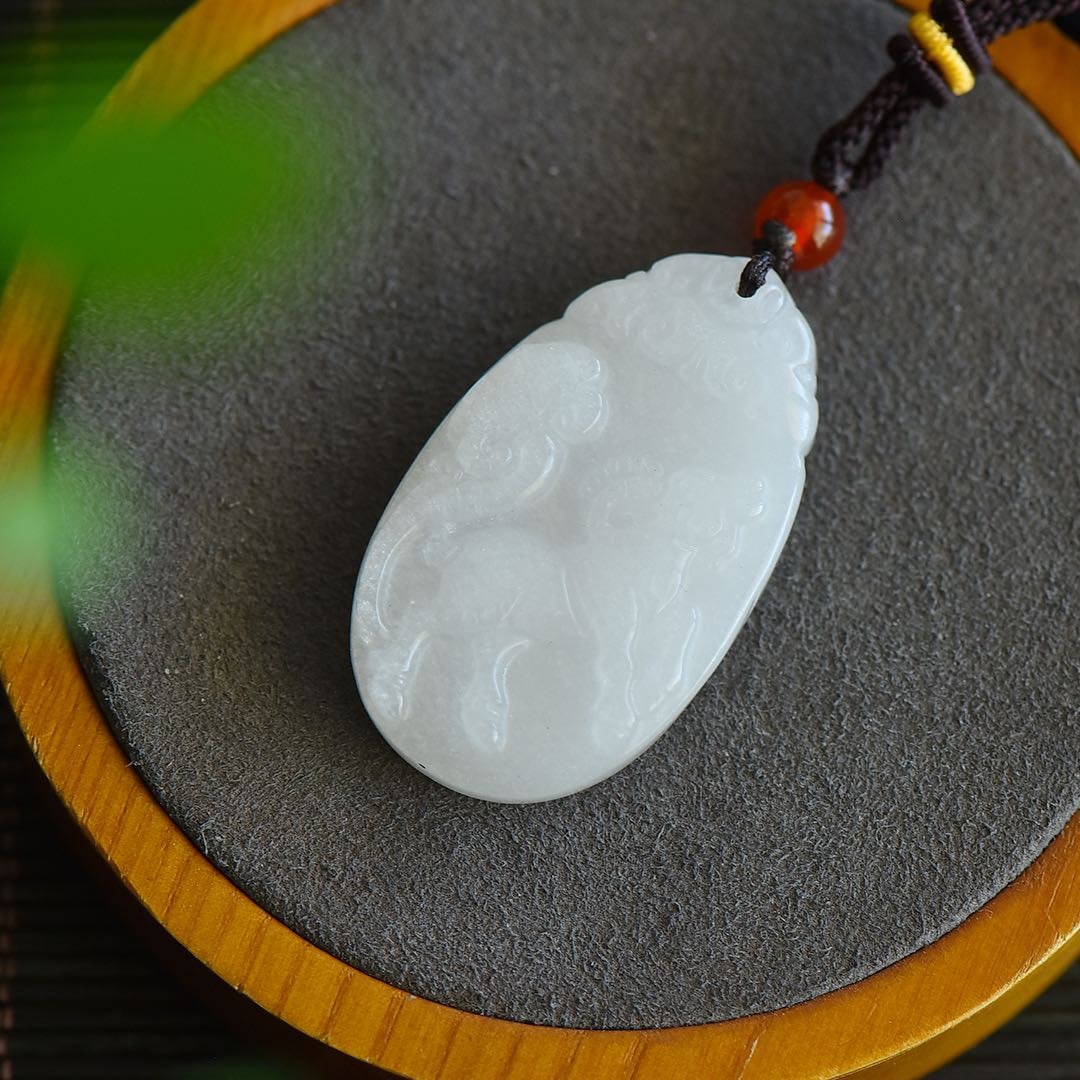 An Exquisite White Jade Sheep Pattern Pendant - 3