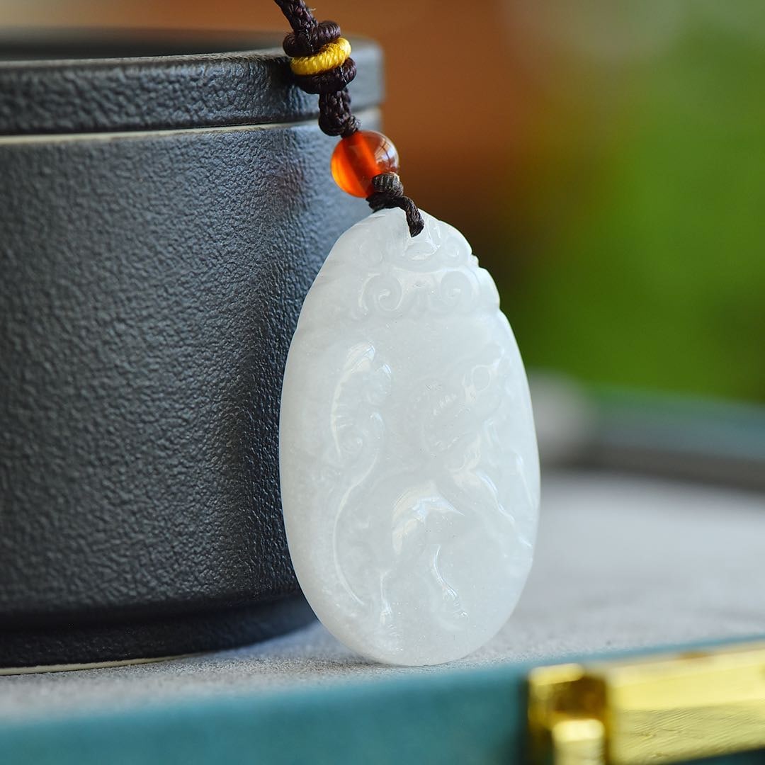 An Exquisite White Jade Sheep Pattern Pendant - 4