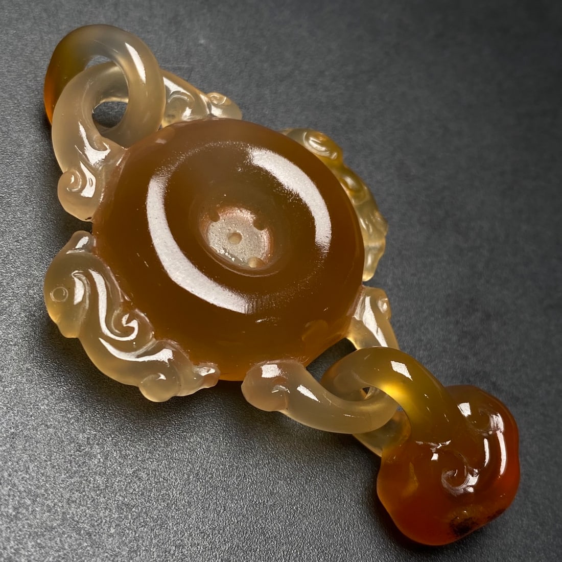 An Exquisite Agate Pendant: An Exquisite Agate Pendant,Size:2.6inx1.6in 玛瑙挂件