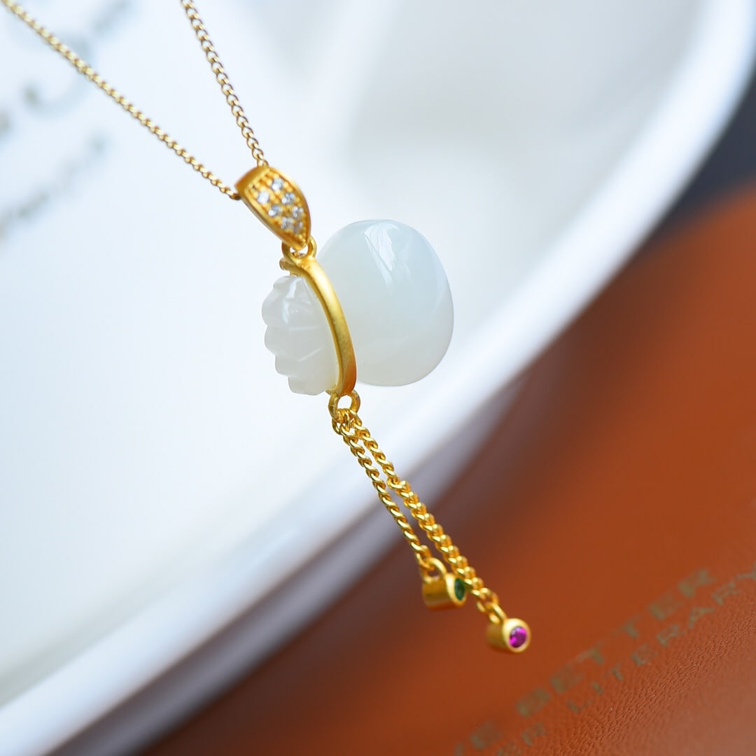 An Exquisite Gilt Silver Inlaid White Jade Pendant: An Exquisite Gilt Silver Inlaid White Jade Pendant,Size:0.5inx0.6in 纯银镀金鎏金镶白玉吊坠