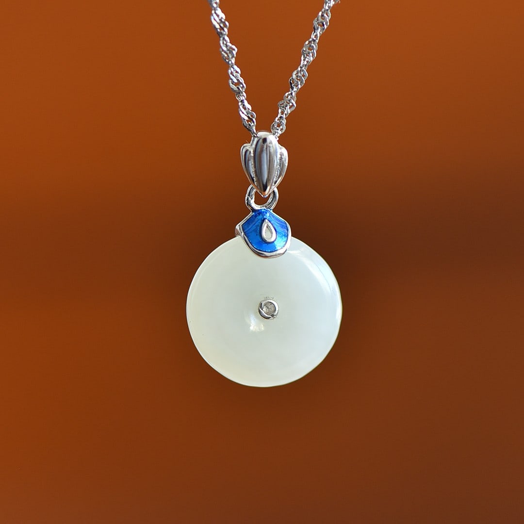 An Exquisite Sterling Silver Inlaid White Jade Pendant: An Exquisite Sterling Silver Inlaid White Jade Pendant,Size:0.6inx0.6in 纯银镶白玉吊坠