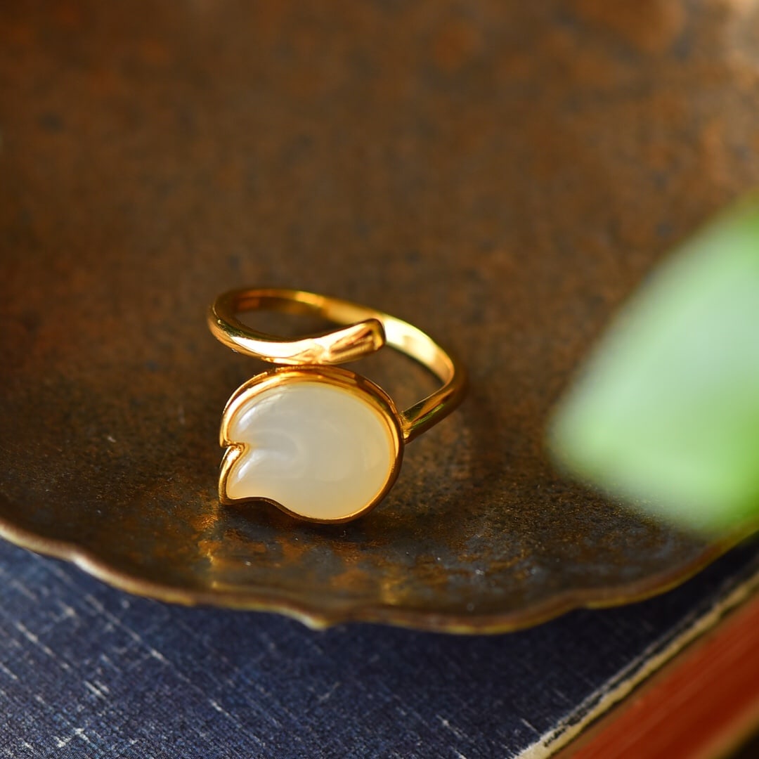 An Exquisite Sterling Silver-Gold Plated Inlaid White Jade Ring: An Exquisite Sterling Silver-Gold Plated Inlaid White Jade Ring,Size:0.6inx0.5in 纯银镀金镶白玉戒指