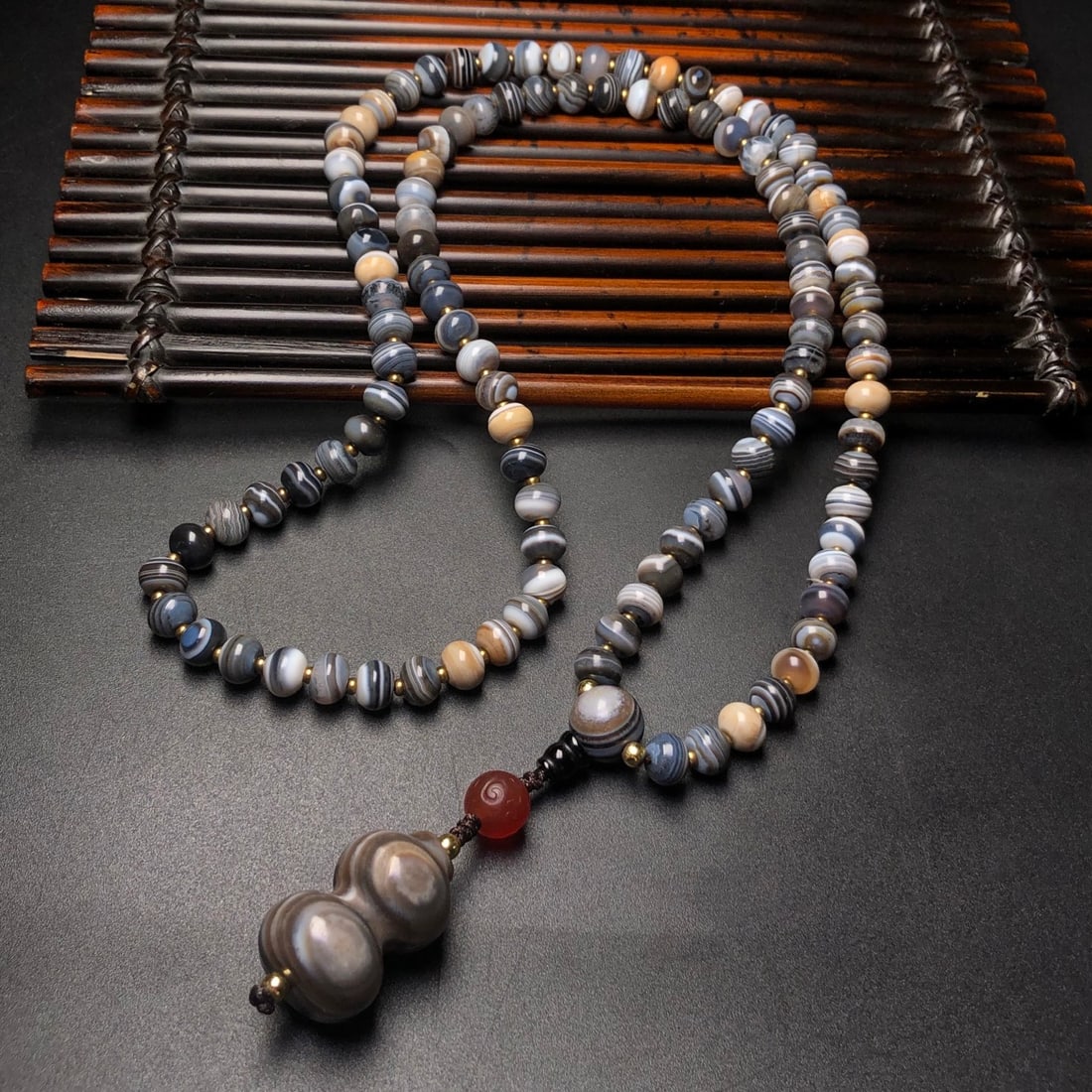 An Exquisite Agate Inlaid Tiger's Eye Pendant: An Exquisite Agate Inlaid Tiger's Eye Pendant,Size:(Tiger's Eye)1.1inx0.7in,(Agate)0.3inx0.2in*108 玛瑙配天眼石挂件