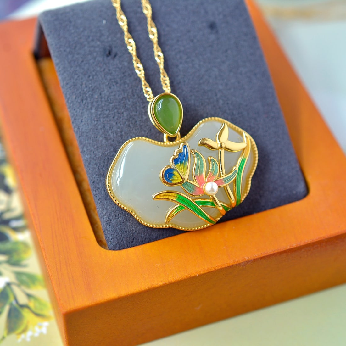 An Exquisite Sterling Silver-Gold Plated Inlaid White Jade Necklace: An Exquisite Sterling Silver-Gold Plated Inlaid White Jade Necklace,Size:0.5inx0.9in 纯银镀金镶白玉项链