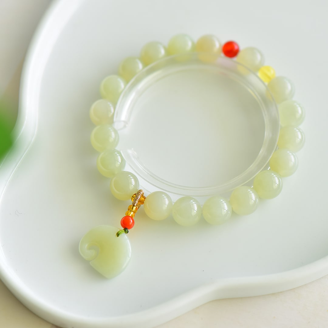 An Exquisite White Jade Bracelets: An Exquisite White Jade Bracelets,Size:0.4inx0.4in 白玉手链