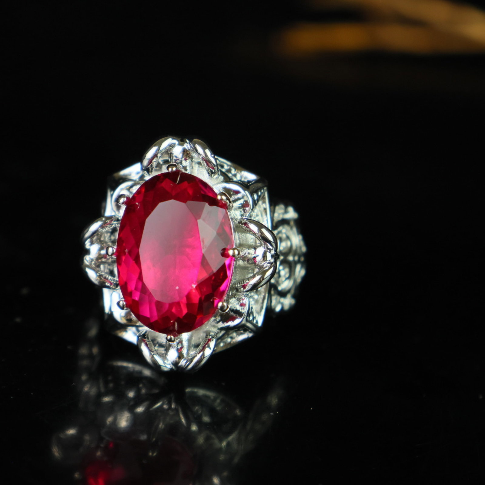 An Exquisite Ring: An Exquisite Ring,Size:0.7inx0.5in 一个精美的戒指