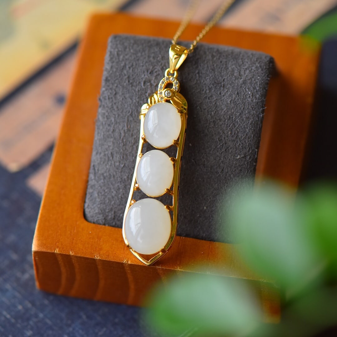 An Exquisite Sterling Silver-Gold Plated Inlaid White Jade Necklace,Inlaid Diamond: An Exquisite Sterling Silver-Gold Plated Inlaid White Jade Necklace,Inlaid Diamond,Size:0.5inx1.9in 纯银镀金镶白玉项链,嵌钻石