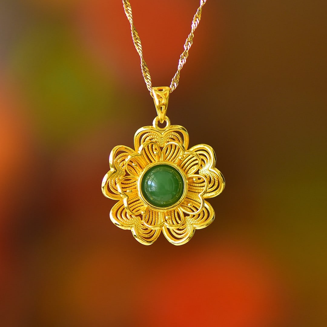 An Exquisite Sterling Silver-Gold Plated Inlaid Jasper Pendant: An Exquisite Sterling Silver-Gold Plated Inlaid Jasper Pendant,Size:0.3inx0.3in 纯银镀金镶碧玉吊坠