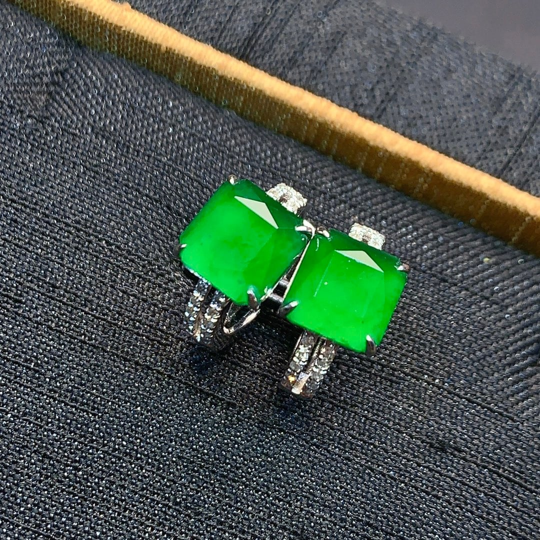 A Pair of Exquisite 18k Gold Diamond Inlaid Jadeite Earrings: A Pair of Exquisite 18k Gold Diamond Inlaid Jadeite Earrings,Size(Loose Stone):0.3inx0.1in 一对18k金钻镶嵌翡翠耳环
