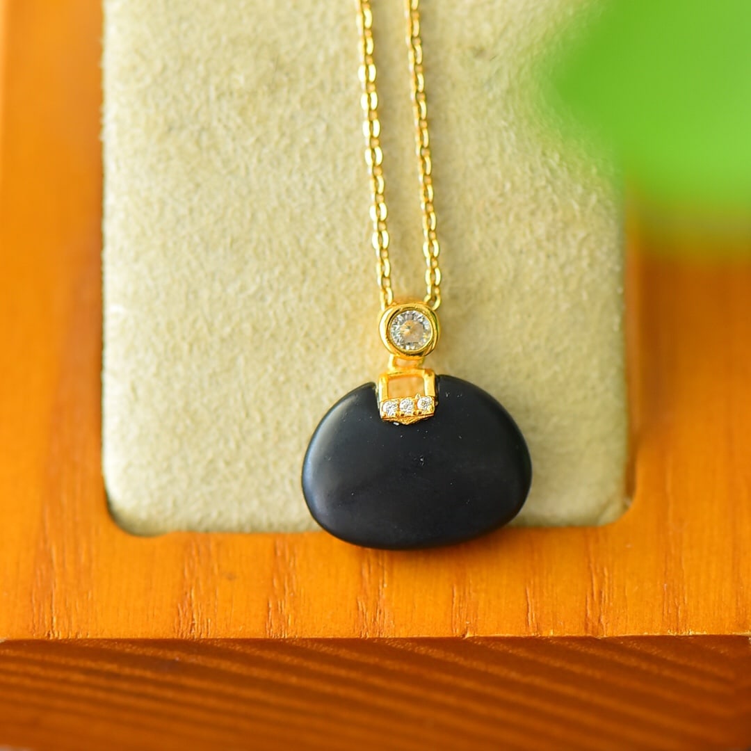 An Exquisite Sterling Silver-Gold Plated Inlaid Black Jade Necklace,Inlaid Diamond: An Exquisite Sterling Silver-Gold Plated Inlaid Black Jade Necklace,Inlaid Diamond,Size:0.6inx0.7in 纯银镀金镶墨玉项链,嵌钻石