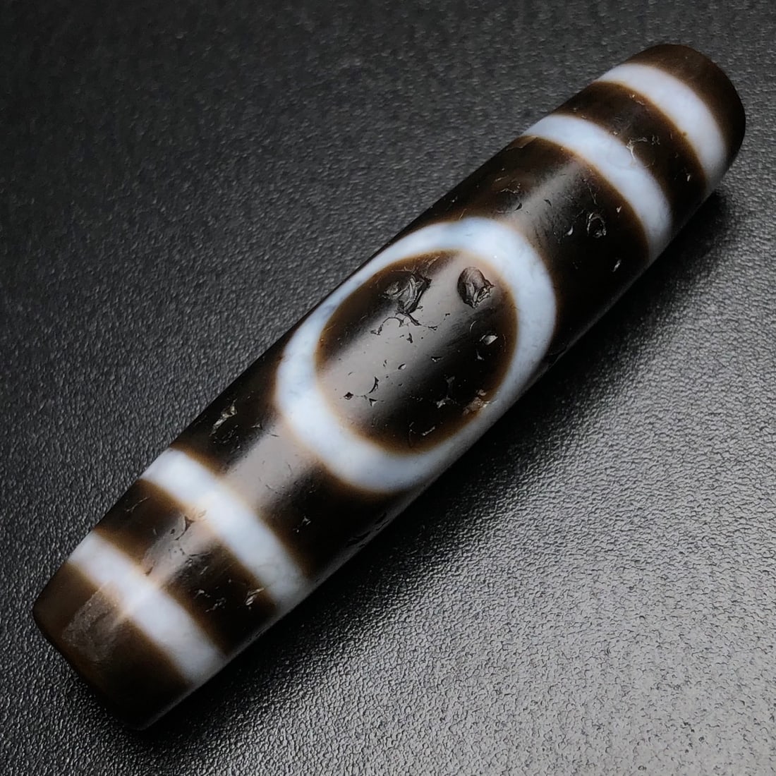 An Exquisite Dzi Bead Pendant: An Exquisite Dzi Bead Pendant,Size:2.2inx0.5in,Weight:15.4g 天珠挂件