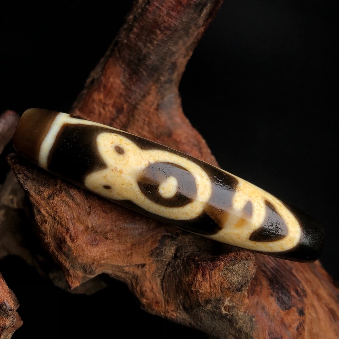 An Exquisite Dzi Bead Pendant: An Exquisite Dzi Bead Pendant,Size:2.3inx0.5in,Weight:15.1g 天珠挂件