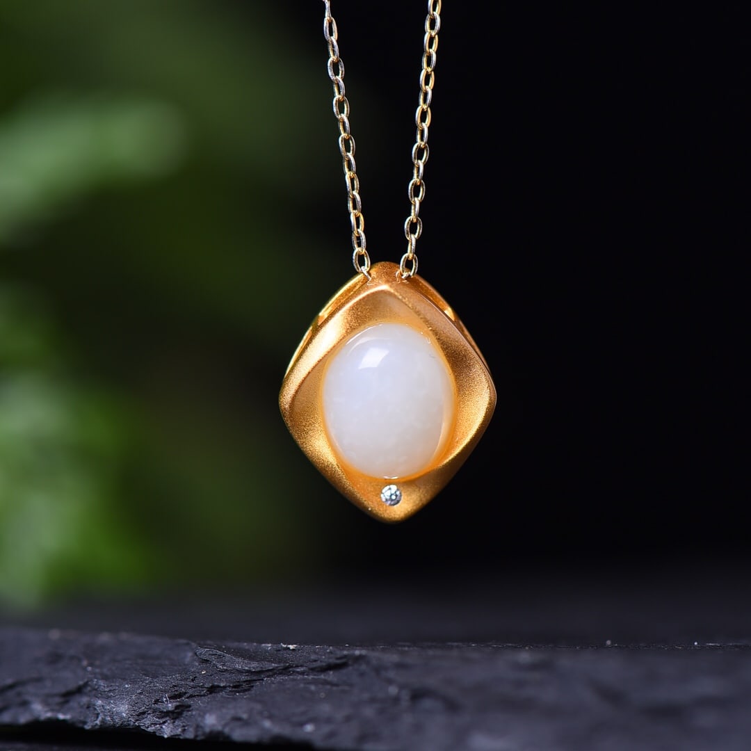 An Exquisite Sterling Silver-Gold Plated Inlaid White Jade Pendant: An Exquisite Sterling Silver-Gold Plated Inlaid White Jade Pendant,Size:0.3inx0.4in 纯银镀金镶白玉吊坠