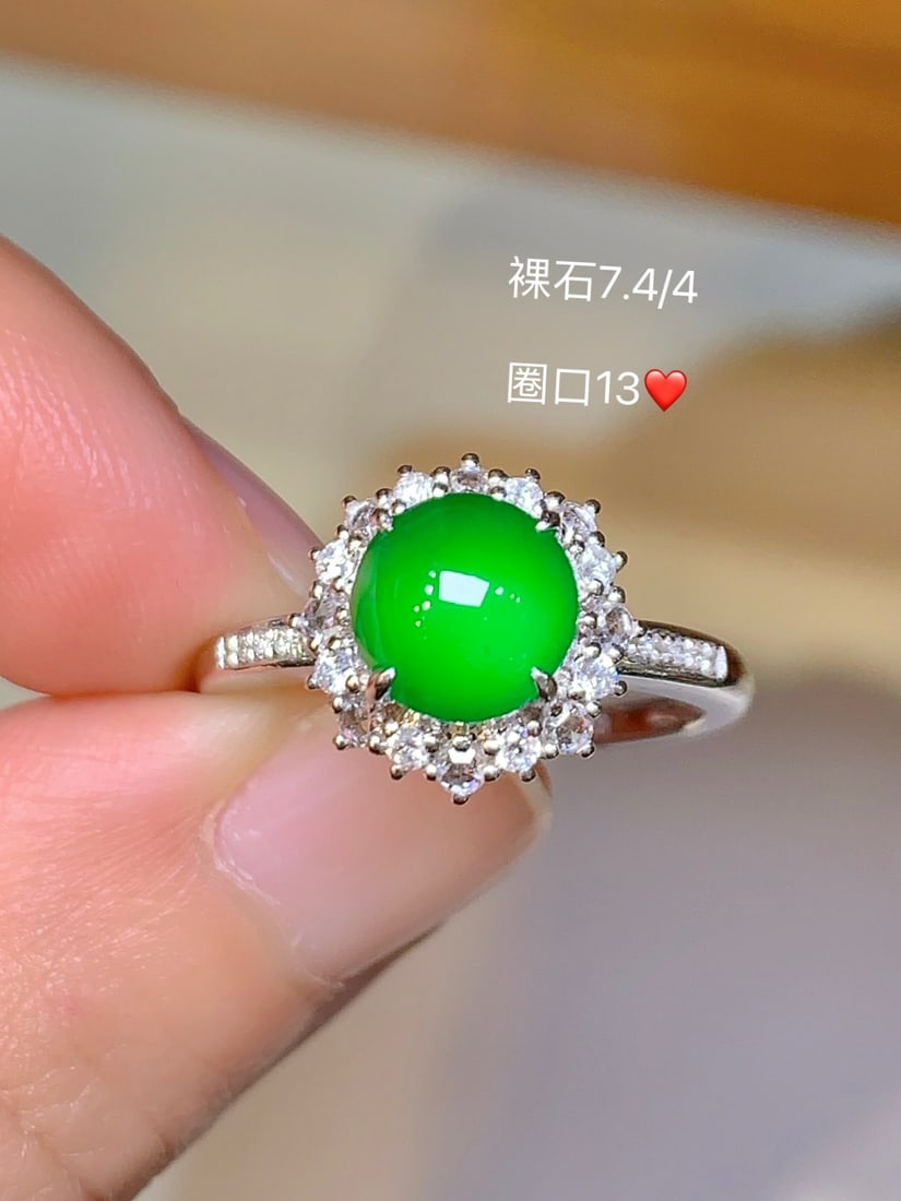 An Exquisite 18k Gold Diamond Inlaid Jadeite Ring: An Exquisite 18k Gold Diamond Inlaid Jadeite Ring,Size(Loose Stone):0.3inx0.2in #13 18k金钻镶嵌翡翠戒指
