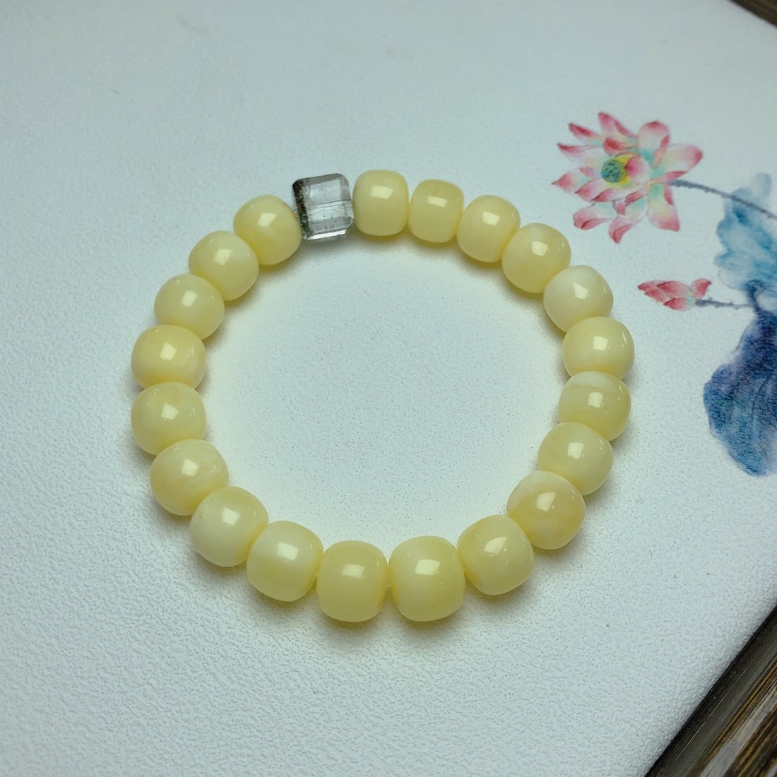 An Exquisite Beeswax Bracelet: An Exquisite Beeswax Bracelet,Size:0.3inx0.3in,Weight:12.4g 蜜蜡手串