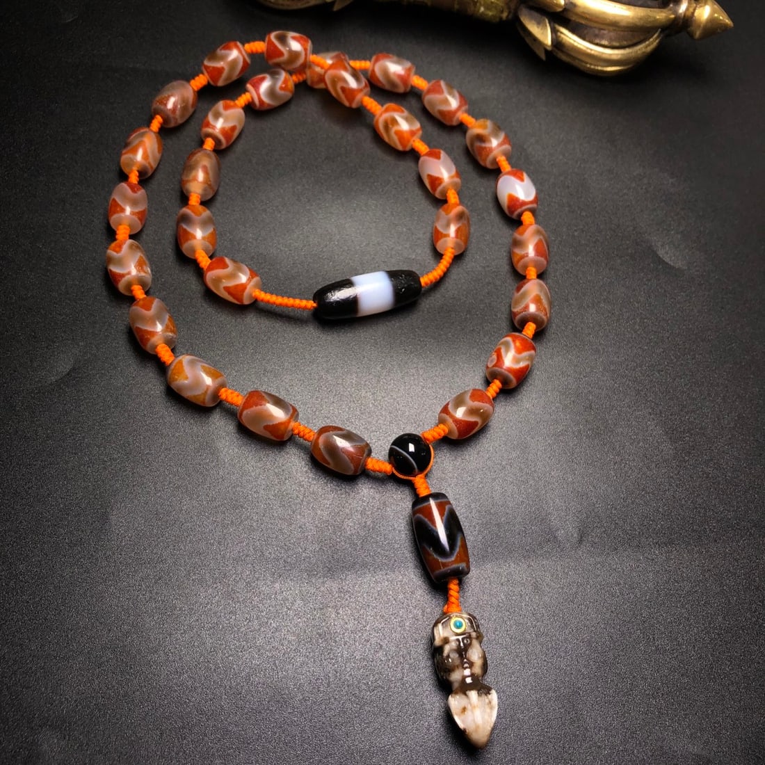 A Precious Dzi Bead Necklace: A Precious Dzi Bead Necklace,Size:0.5inx0.4in 天珠项链