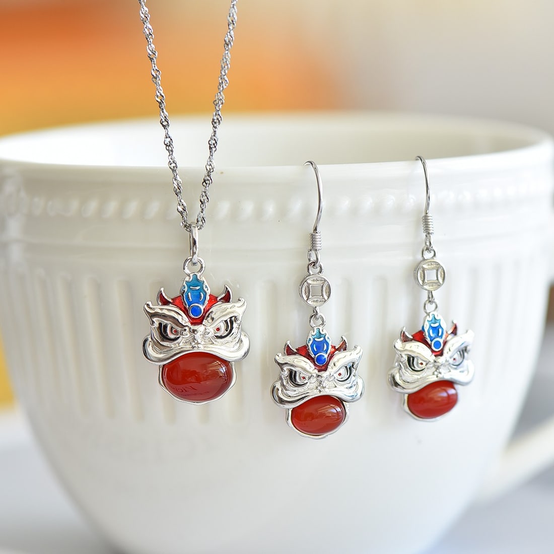 A Set of Fine Sterling Silver Inlaid Agate Jewelrys: A Set of Fine Sterling Silver Inlaid Agate Jewelrys 一套纯银镶玛瑙首饰