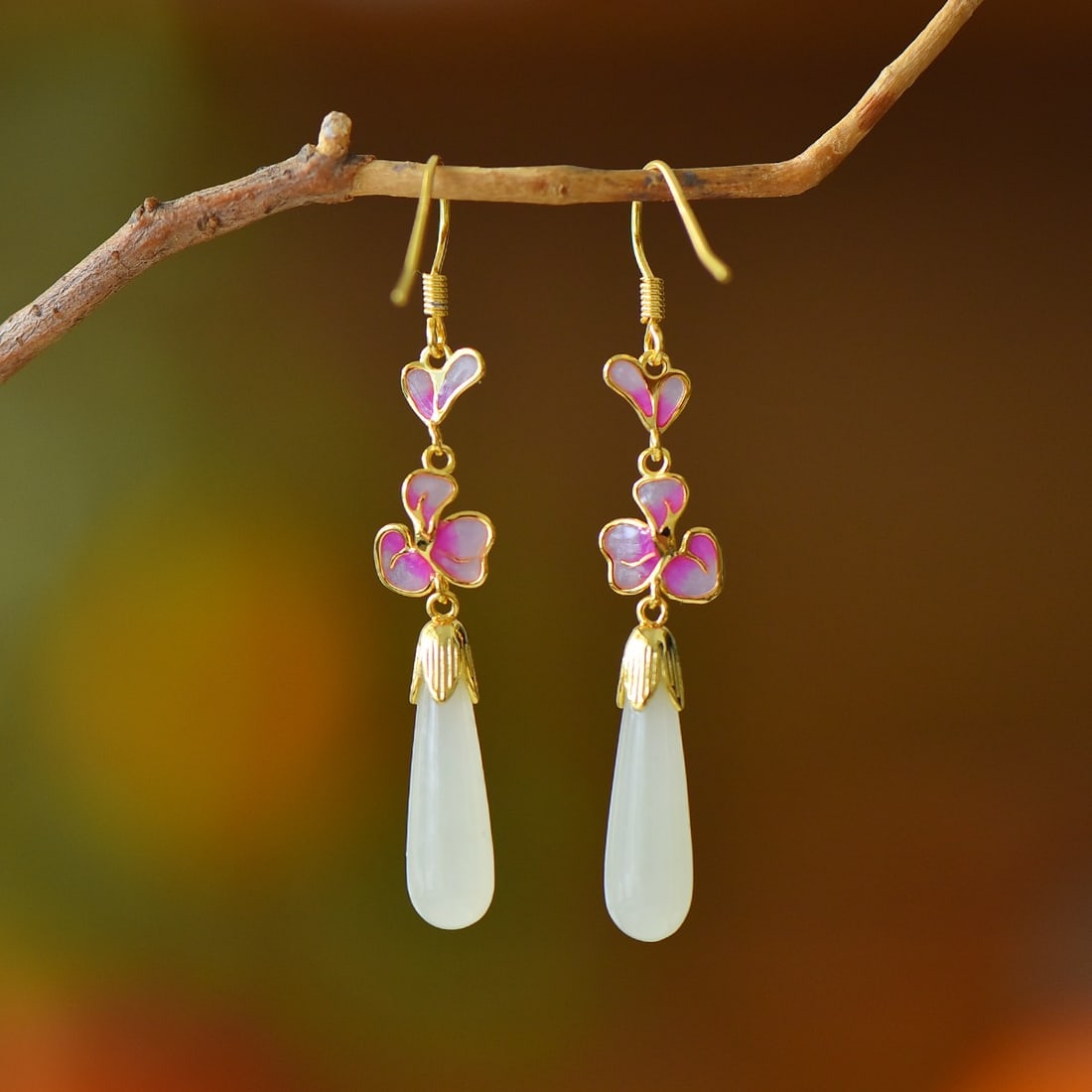 A Pair of Exquisite Sterling Silver Inlaid White Jade Flower Pattern Earrings: A Pair of Exquisite Sterling Silver Inlaid White Jade Flower Pattern Earrings,Size:0.2inx0.8in 一对纯银镶白玉花卉纹耳环