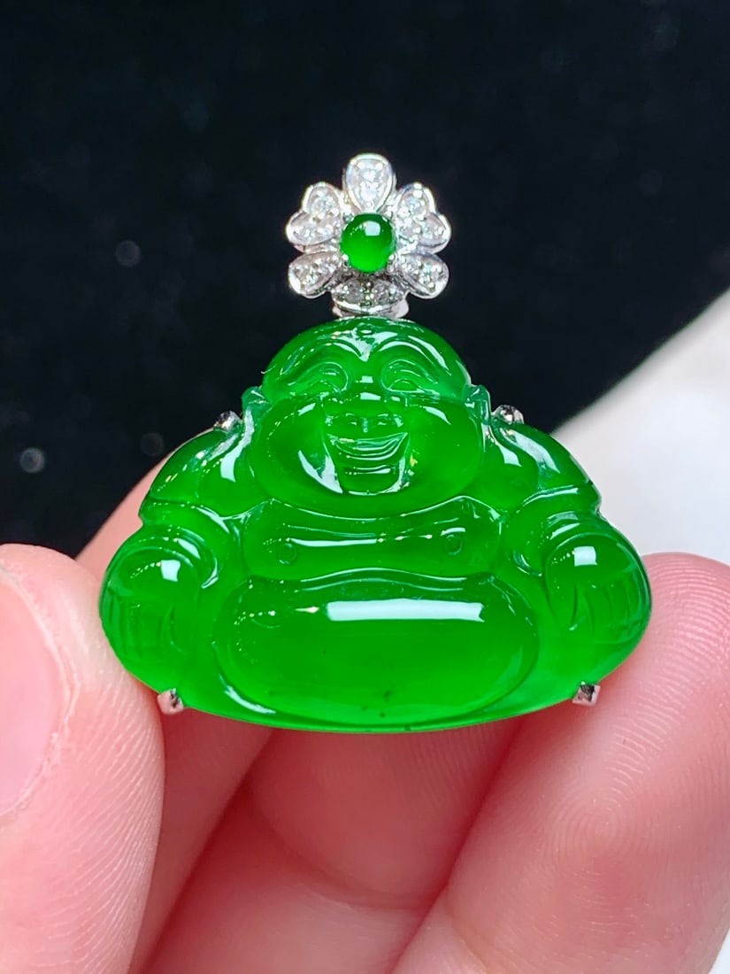 An Exquisite 18k Gold Diamond Inlaid Jadeite Pendant: An Exquisite 18k Gold Diamond Inlaid Jadeite Pendant,Size(Loose Stone):1inx0.7inx0.1in 18k金钻镶嵌翡翠吊坠