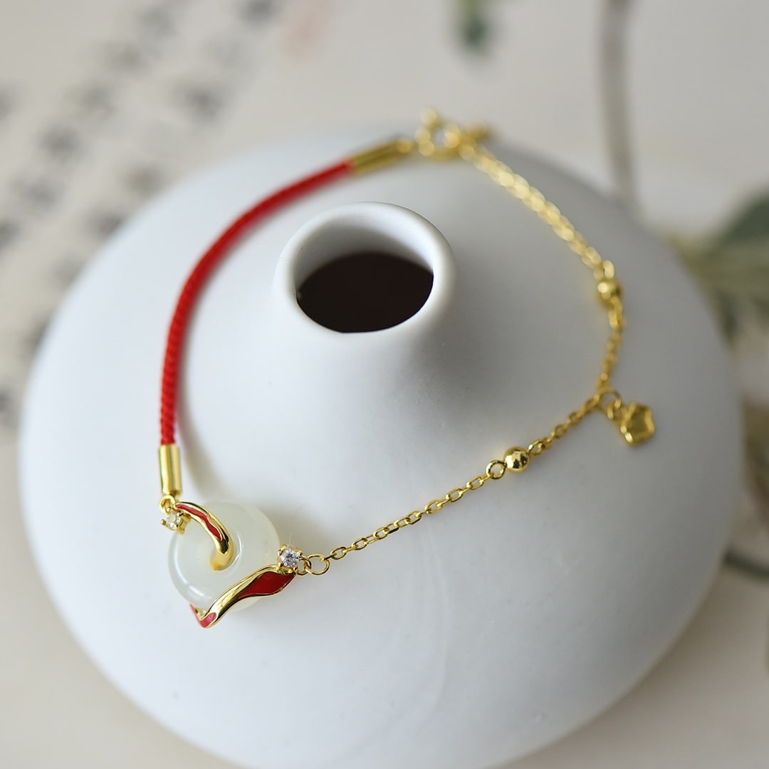 An Exquisite Sterling Silver-Gold Plated Inlaid White Jade Bracelet: An Exquisite Sterling Silver-Gold Plated Inlaid White Jade Bracelet,Size:0.5inx0.6in 纯银镀金镶白玉手链