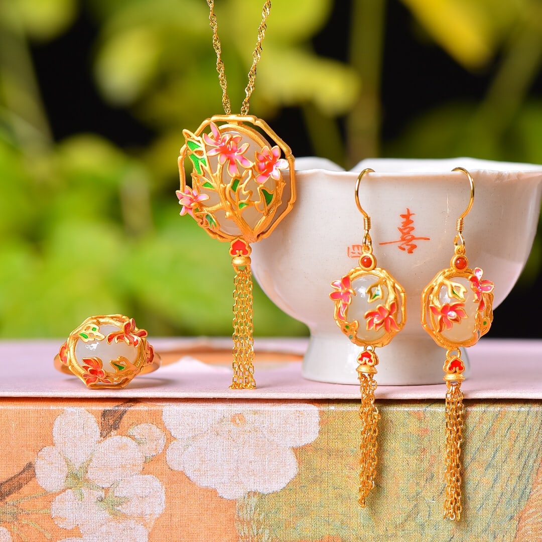 A Set of Fine Sterling Silver-Gold Plated Inlaid White Jade Pendant: A Set of Fine Sterling Silver-Gold Plated Inlaid White Jade Pendant,Size: (Pendant)0.6inx0.8in (Earrings) 0.4inx0.5in (Ring)0.4inx0.5in
