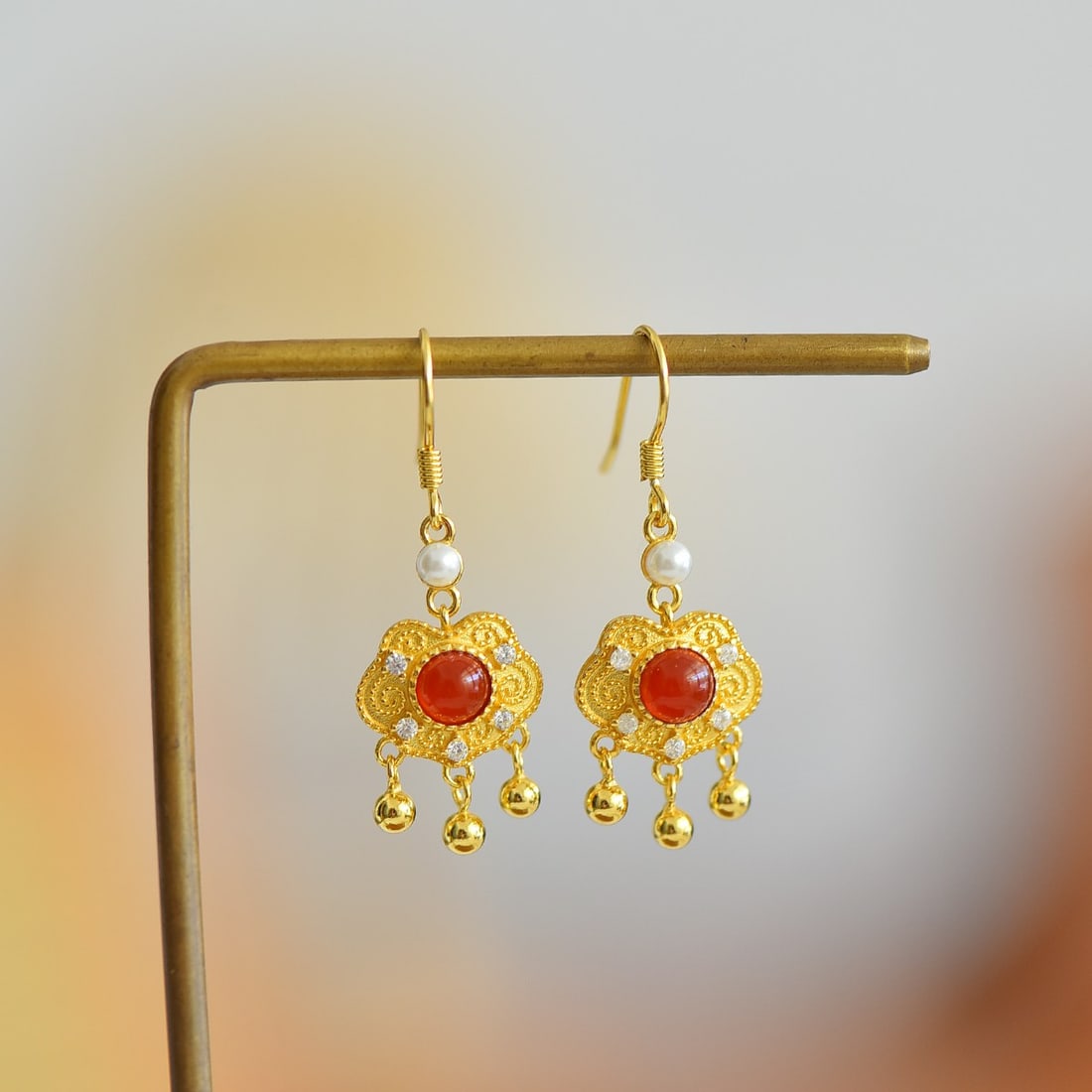 A Pair of Exquisite Sterling Silver-Gold Plated Inlaid Agate Earrings,Inlaid Pearls: A Pair of Exquisite Sterling Silver-Gold Plated Inlaid Agate Earrings,Inlaid Pearls,Size:0.2inx0.2in 一对纯银镀金镶玛瑙耳环,嵌&#