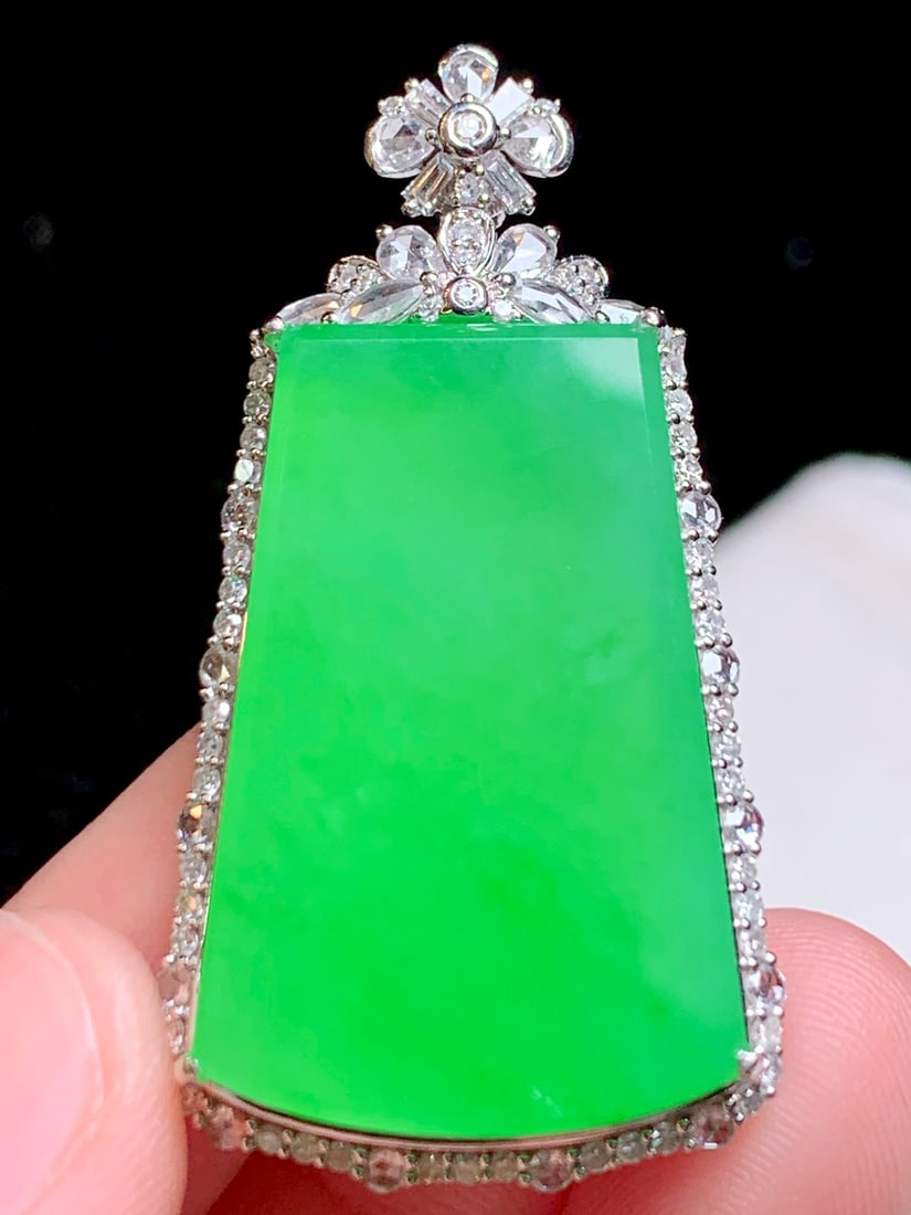An Exquisite 18k Gold Diamond Inlaid Jadeite Pendant: An Exquisite 18k Gold Diamond Inlaid Jadeite Pendant,Size(Loose Stone):1.1inx0.7inx0.1in 18k金钻镶嵌翡翠吊坠