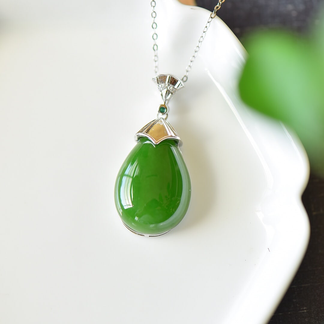 An Exquisite Sterling Silver Inlaid Jasper Necklace: An Exquisite Sterling Silver Inlaid Jasper Necklace,Size:0.6inx1.3in 纯银镶碧玉项链