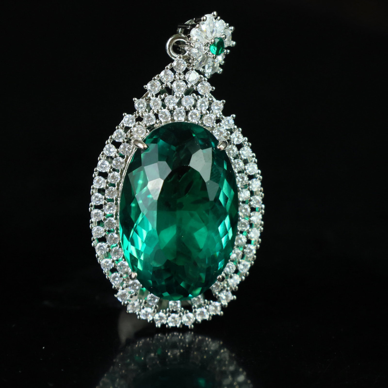An Exquisite Pendant: An Exquisite Pendant,Size:1.2inx0.8inx0.5in 一个精美的吊坠