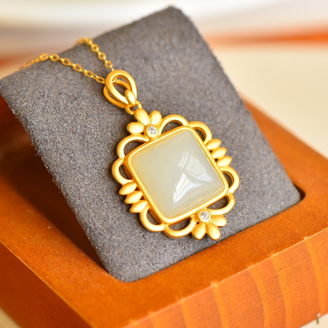An Exquisite Sterling Silver-Gold Plated Inlaid White Jade Pendant: An Exquisite Sterling Silver-Gold Plated Inlaid White Jade Pendant , Size :0.6inx0.6in 纯银镀金镶白玉吊坠,尺寸:0.6inx0.6in