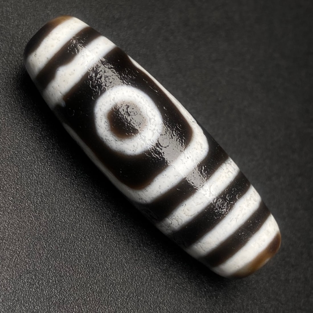 An Exquisite Dzi Bead Pendant: An Exquisite Dzi Bead Pendant,Size:1.6inx0.5in,Weight:10.7g 天珠挂件