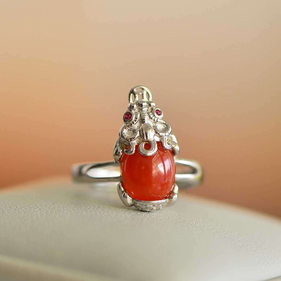 An Exquisite Sterling Silver Inlaid Agate Ring: An Exquisite Sterling Silver Inlaid Agate Ring,Size:0.3inx0.4in 纯银镶玛瑙戒指
