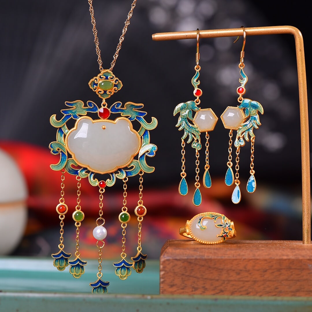 A Set of Fine Sterling Silver-Gold Plated Inlaid White Jade Enamel Pendant: A Set of Fine Sterling Silver-Gold Plated Inlaid White Jade Enamel Pendant,Size: (Pendant)0.7inx1in (Earrings)0.3inx0.3in (Ring)0.4inx0.6in 一套纯银镀金镶