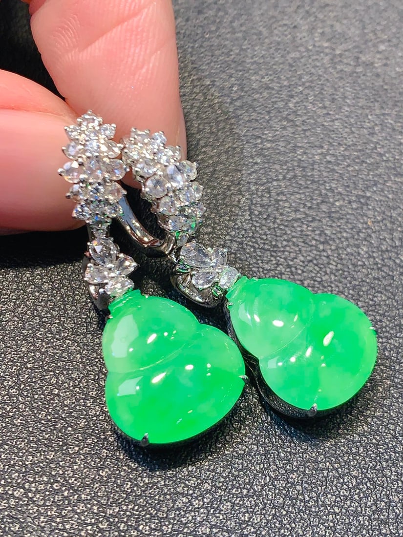 A Pair of Exquisite 18k Gold Diamond Inlaid Jadeite Earrings: A Pair of Exquisite 18k Gold Diamond Inlaid Jadeite Earrings,Size(Loose Stone):0.6inx0.5inx0.1in 一对18k金钻镶嵌翡翠耳环