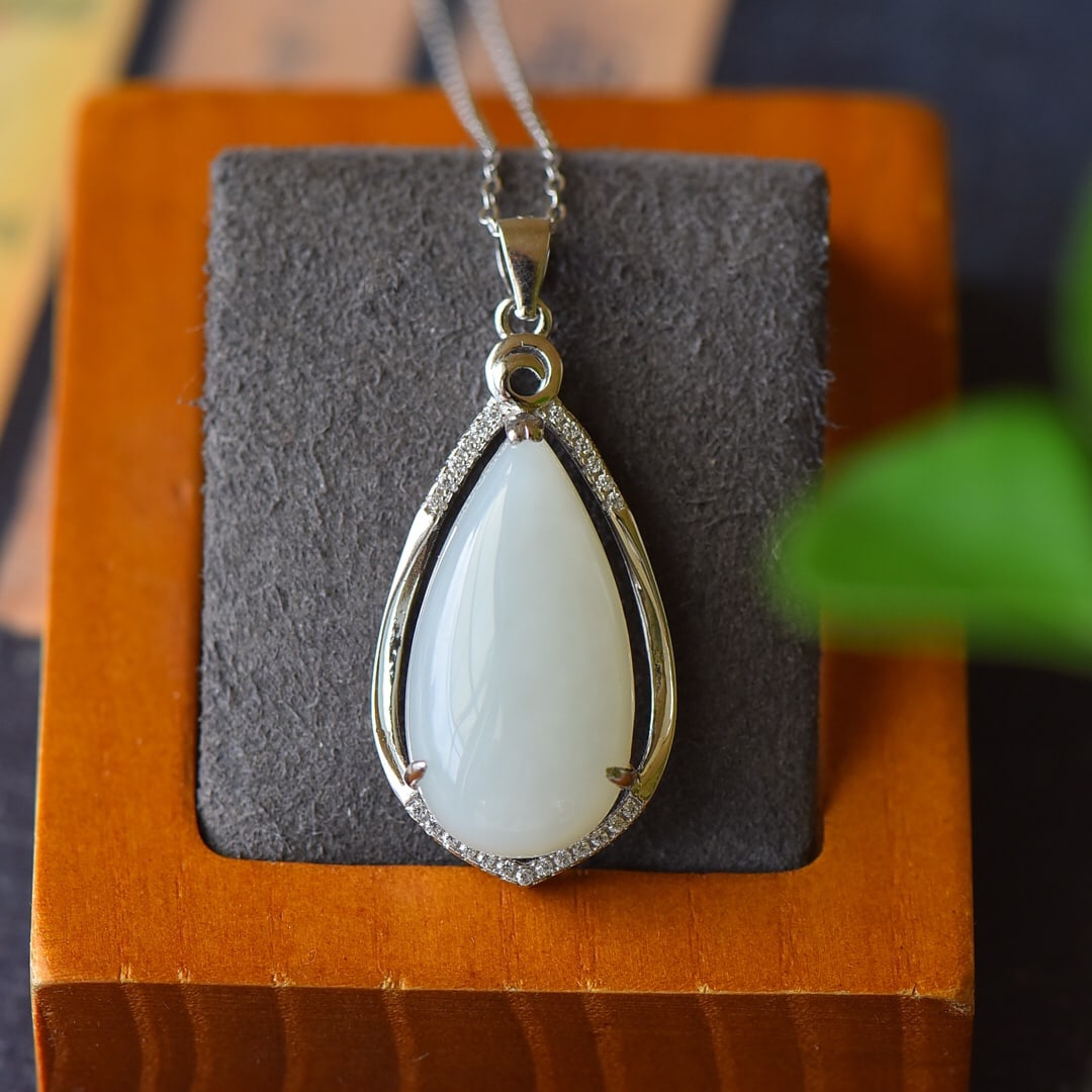 An Exquisite Sterling Silver Inlaid White Jade Necklace,Inlaid Diamond: An Exquisite Sterling Silver Inlaid White Jade Necklace,Inlaid Diamond,Size:0.7inx1.5in 纯银镶白玉项链,嵌钻石