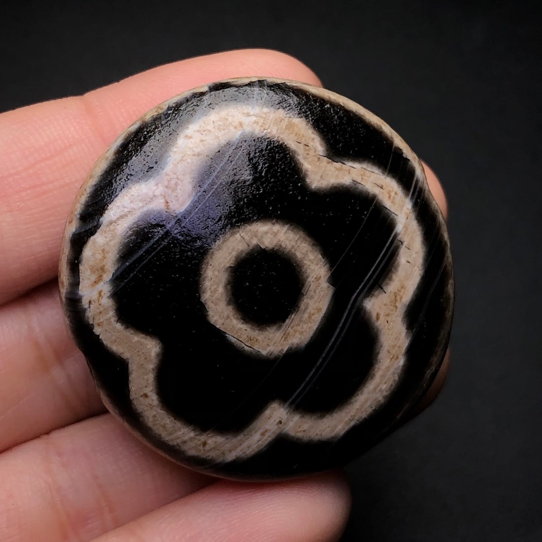 An Exquisite Dzi Bead Pendant: An Exquisite Dzi Bead Pendant,Size:1.5inx0.5in,Weight:27.9g 天珠挂件