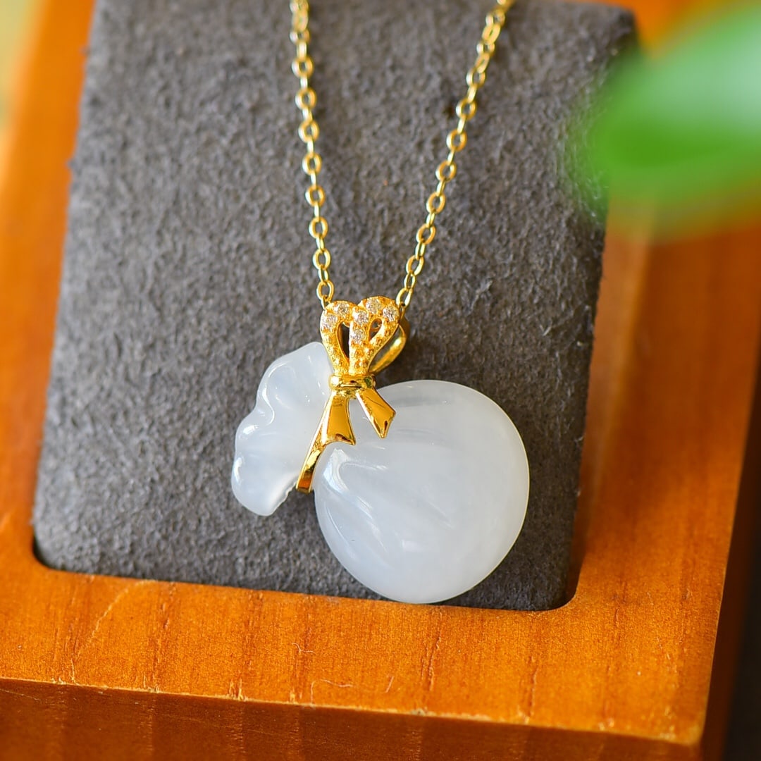An Exquisite Sterling Silver-Gold Plated Inlaid White Jade Necklace,Inlaid Diamond: An Exquisite Sterling Silver-Gold Plated Inlaid White Jade Necklace,Inlaid Diamond,Size:0.7inx0.8in 纯银镀金镶白玉项链,嵌钻石