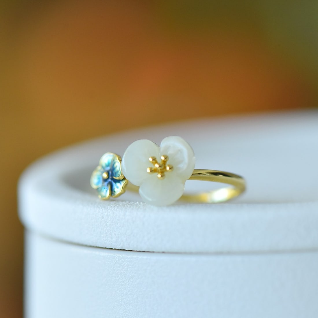 An Exquisite Sterling Silver-Gold Plated Inlaid White Jade Ring: An Exquisite Sterling Silver-Gold Plated Inlaid White Jade Ring,Size:0.4inx0.4in 纯银镀金镶白玉戒指