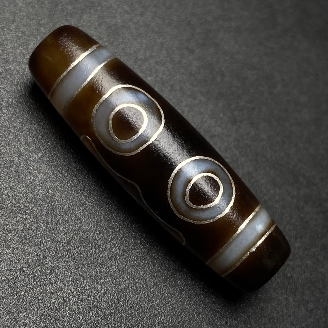 An Exquisite Dzi Bead Inlaid Silver Pendant: An Exquisite Dzi Bead Inlaid Silver Pendant,Size:1.5inx0.4in,Weight:7.7g 天珠嵌银挂件