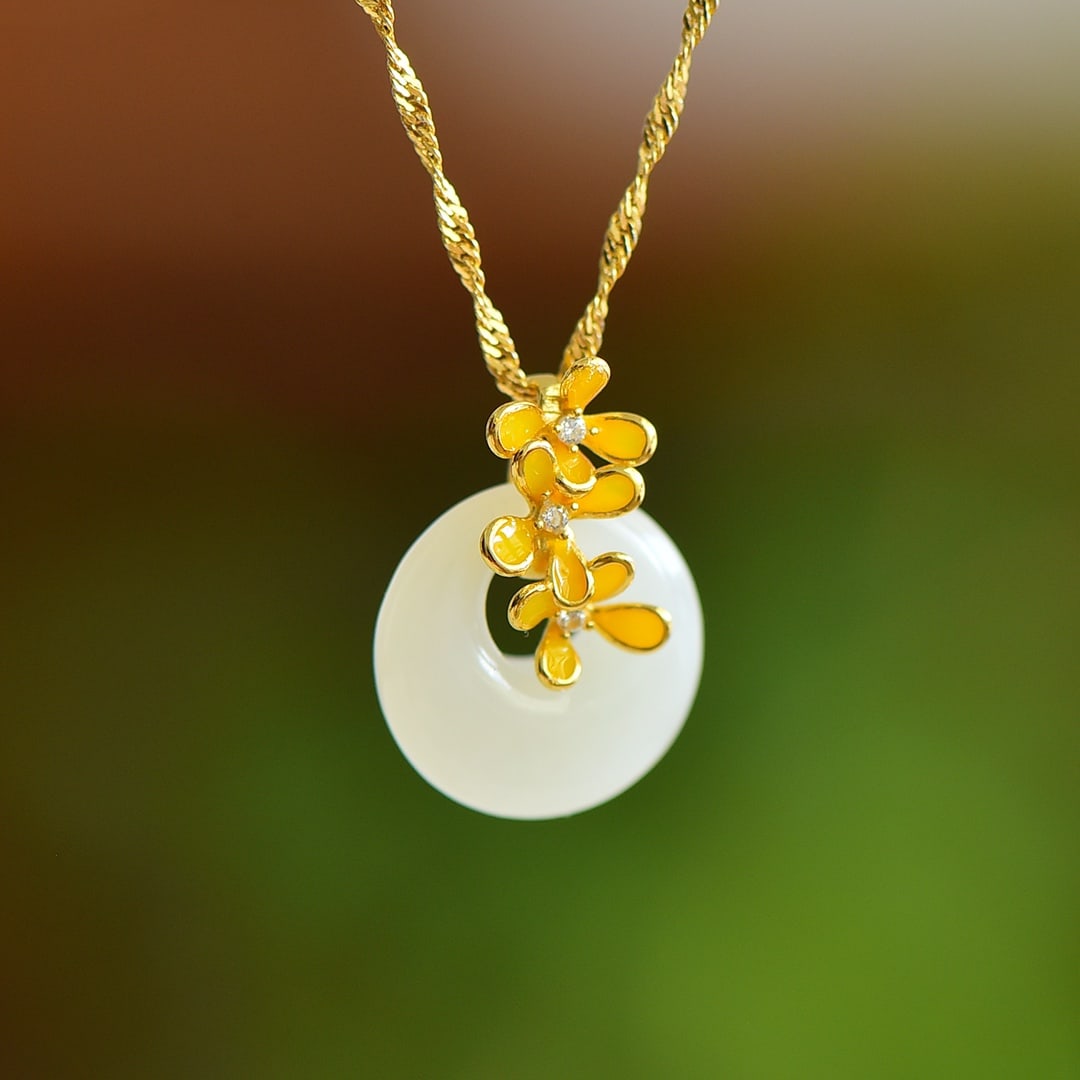An Exquisite Sterling Silver-Gold Plated Inlaid White Jade Pendant: An Exquisite Sterling Silver-Gold Plated Inlaid White Jade Pendant,Size:0.6inx0.6in 纯银镀金镶白玉吊坠